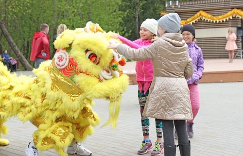 '圖20：孩子們很喜歡學員們表演的舞獅子'