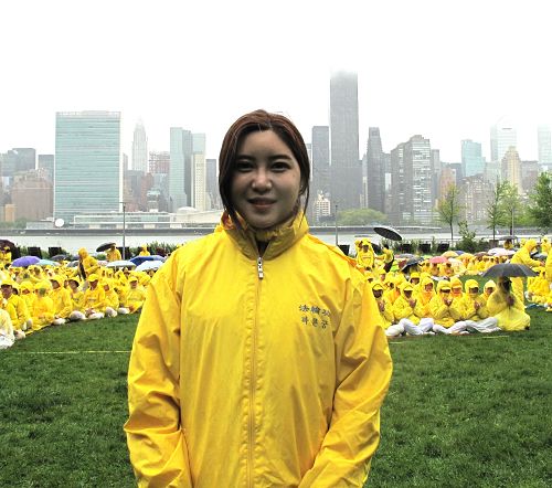 圖：韓國法輪功學員金懿雅在紐約甘純公園（Gantry Park）參加「大法洪傳25 years」大型排字