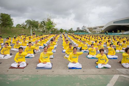 '圖2：慶祝五一三世界法輪大法日，高雄部份法輪功學員聚集在高雄衛武營、台灣最大國家劇院門前廣場集體煉功。'