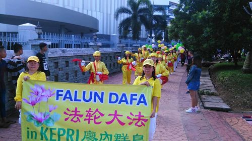 圖10-11：巴淡島法輪功學員在市政府中心慶祝世界法輪大法日