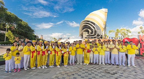 圖22：丹戎檳榔、巴淡島、北乾巴魯、新加坡法輪功學員恭祝師尊生日快樂