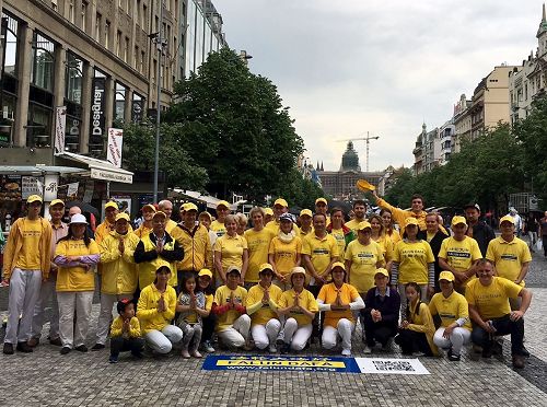 '圖1：法輪功學員在捷克布拉格遙祝師尊李洪志先生生日快樂！'