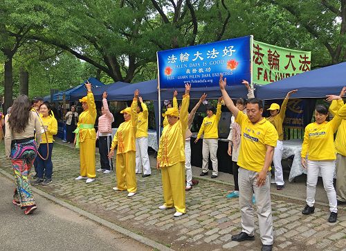 圖1：法輪功學員在舞蹈節慶典上設立展位，向民眾傳播法輪功的真相。圖中學員正在展示法輪功的功法。