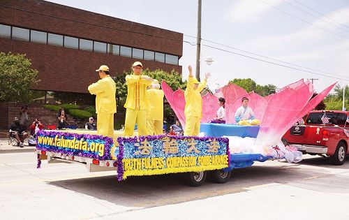 '圖4～7：密歇根州法輪功學員們以花車、唐鼓隊和仙女隊的遊行方陣首次參加了遊行，亮麗的色彩、平和的功法演示和學員們的精神面貌，都讓沿途的觀眾耳目一新'