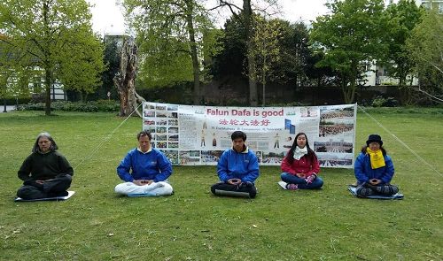 '圖2：法輪功學員在海牙皇家花園煉功'