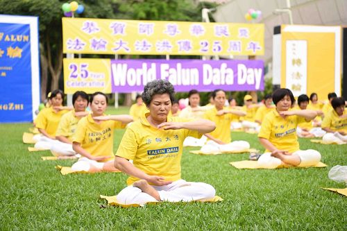 '圖2～3：二零一七年五月二日，新加坡法輪功學員在芳林公園慶祝即將來臨的世界法輪大法日。圖為學員們正在集體煉功。'