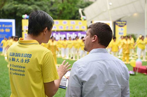 '圖6：二零一七年五月二日，新加坡法輪功學員在芳林公園慶祝即將來臨的世界法輪大法日，路人駐足了解真相。'