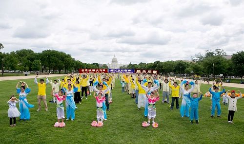 '圖4：美國首都大華府地區法輪功學員在國家廣場集體煉功'