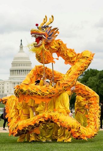 '圖5：法輪功學員喜慶歡騰的舞龍表演'