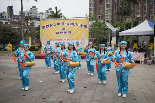 圖14：腰鼓隊表演