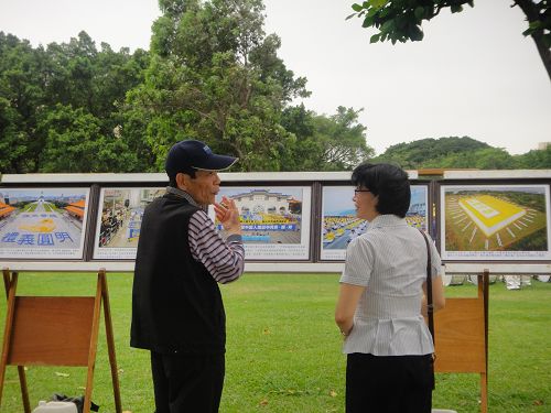 圖16：路人在正法之路圖片展前了解法輪功真相。