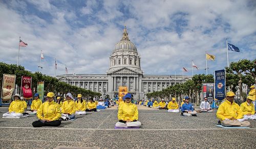 '圖1～2：「世界法輪大法日」在即，二零一七年五月六日一早，舊金山灣區法輪功學員聚集在舊金山市政廳廣場以集體煉功的形式，開始了當天與舊金山民眾分享修煉法輪大法的美好和喜悅的系列慶祝活動。'