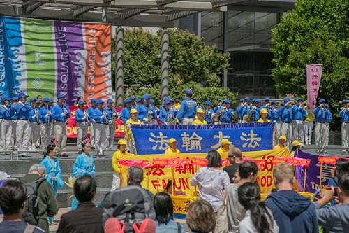 '圖14：由法輪功學員組成的天國樂團的演奏，拉開了聯合廣場慶祝活動的序幕。'