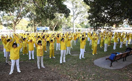 '圖1～2：慶祝世界法輪大法日，悉尼法輪功學員集體煉功'