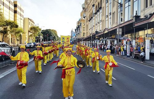 '圖7～11：遊行隊伍由天國樂團開路，向民眾傳播法輪大法的美好，同時呼籲幫助停止迫害，規勸中國人退出中共邪惡黨、團、隊組織。'