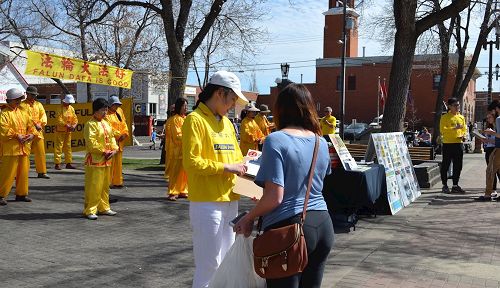 '圖4：埃德蒙頓法輪功學員慶祝「世界法輪大法日」，展示功法、向民眾講真相。'