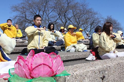 '圖1～4：芝加哥法輪功學員來到位於芝加哥中心湖濱公園Milton Lee Olive公園集體煉功'