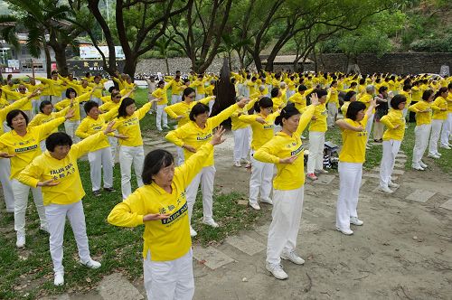 '圖2：慶祝513世界法輪大法日暨法輪功創始人李洪志大師生日，屏東部份法輪功學員，2017年5月6日在原住民文化園區前集體演煉功法，場面祥和殊勝。'