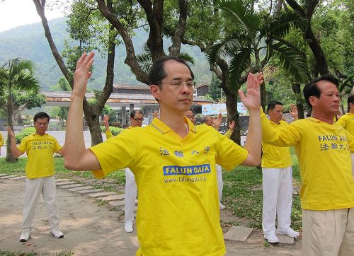 '圖5：經營餐廳的志剛，修煉後身心健康，看到他的轉變，妻子和三個女兒也走入大法修煉。'