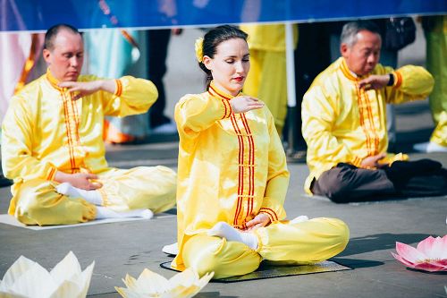 '圖5：學員煉功，展示法輪功五套柔和舒緩的功法'