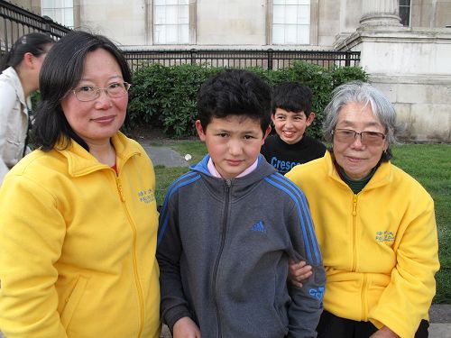 '圖5：二零一七年五月七日，七十九歲的王女士和女兒珊妮以及兩個外孫一起參加「5﹒13世界法輪大法日」慶祝活動'