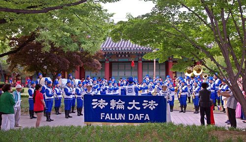 '圖1：天國樂團在大邱慶尚監營公園前演奏'