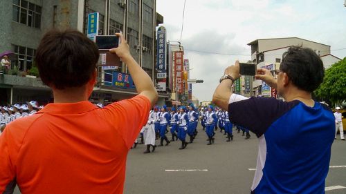 '圖4：很多市民拿手機爭相對著行進中的天國樂團拍照。'