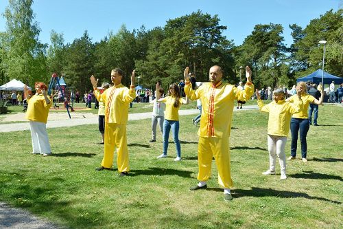 '圖3～4：學員們在公園裏集體打坐'