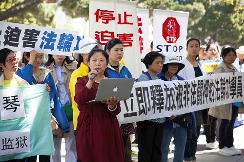 '圖4：來自山東、現定居舊金山的法輪功學員陳振波在講述她在大陸被酷刑迫害的經歷。'