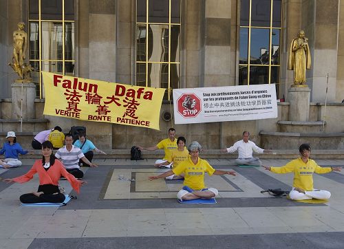 '圖1：伴隨著舒緩的音樂，法輪功學員靜靜地煉功。'