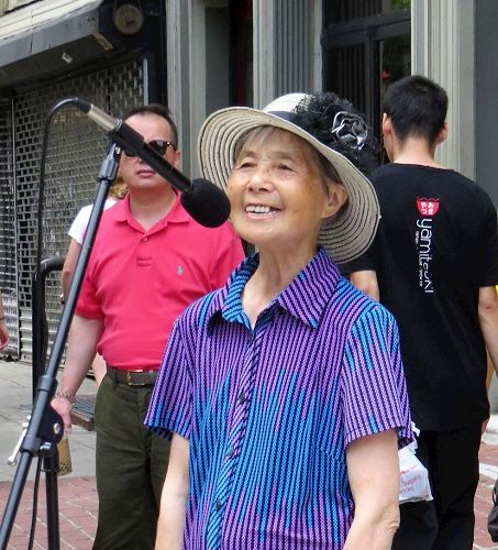 '圖4：84歲的費城居民張國慶女士說修煉法輪功讓她無病一身輕，並且學會包容他人。'