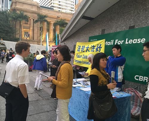 '圖1：二零一七年六月二十三日下午，澳洲昆士蘭部份法輪功學員在布里斯本市中心中領館對面的喬治國王廣場（King George Square）舉辦講真相活動，向當地民眾傳播法輪功的真相。'