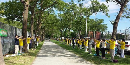 '圖1：二零一七年六月二十五日，紐約新澤西部份法輪功學員再次來到紐約布魯克林的華人社區晨煉，向當地民眾介紹法輪功。'