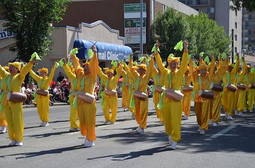 '圖3：法輪功學員的腰鼓隊參加牛仔節開幕遊行'