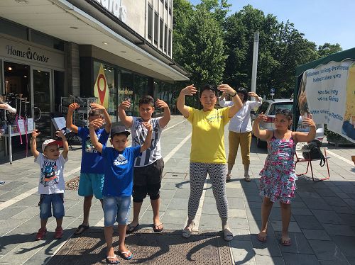 '圖4，在雷根斯堡城市節上，孩子們學煉法輪功'