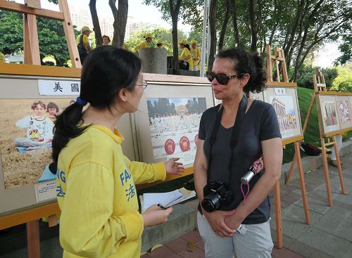 '圖10：來自美國的Magdalena表示，她和丈夫都很尊敬法輪功學員。'