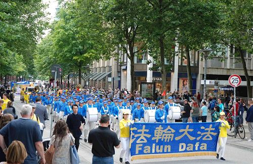 '圖2：法輪功學員的遊行隊伍經過商業街moenckebergstraße'