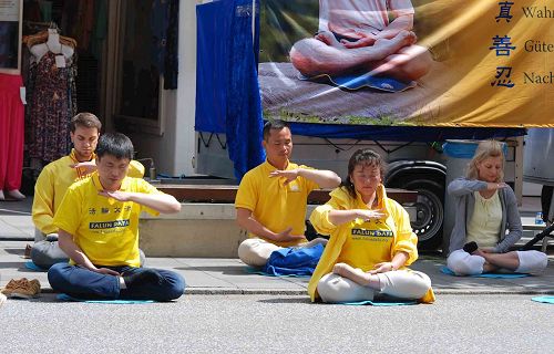 '圖4～9：七月十五日，法輪功學員在展位前演示功法，發放傳單，傳播法輪大法的祥和美好。'