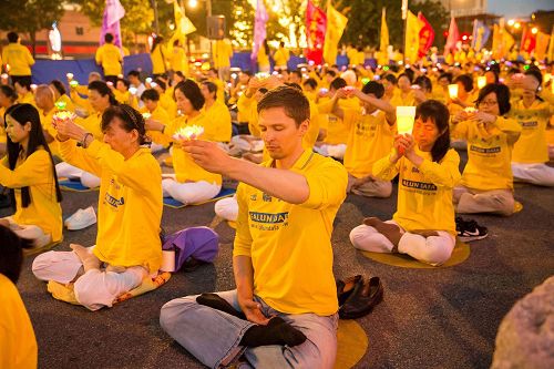 '圖5～8：夜幕低垂，法輪功學員點燃蠟燭，默默悼念被中共迫害致死的法輪功學員，同時呼喚良知，共同制止迫害。'