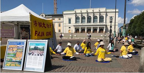 '圖1～2：法輪功學員在瑞典哥德堡的古斯道夫廣場上演示功法'