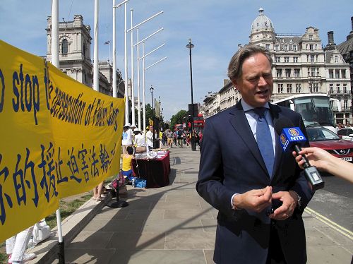 '圖7：二零一七年七月十八日，英國國會議員馬修﹒奧佛德（MP　Matthew Offord）來到法輪功學員講真相反迫害現支持。'