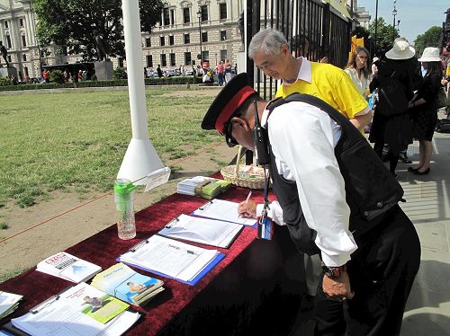 '圖8：威斯敏斯特（westminster）地方協管員（wardens）簽名支持法輪功學員反迫害。'