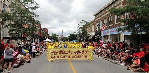 圖6：多倫多腰鼓隊一早趕到尼加拉瓜瀑布（Niagara Falls）參加11點的遊行。