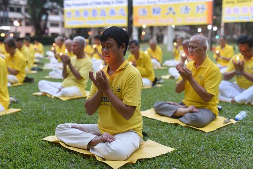 圖5～7：二零一七年七月十七日，新加坡法輪功學員在芳林公園舉辦反迫害十八週年燭光悼念活動。