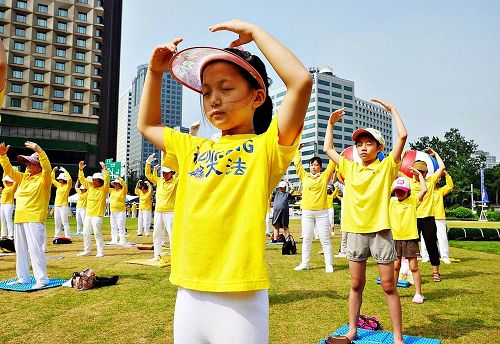 '圖1～3：二零一七年七月二十日，韓國法輪功學員在首爾廣場舉行「七二零」反迫害十八週年集會活動。圖為集會之前集體煉功場面。'