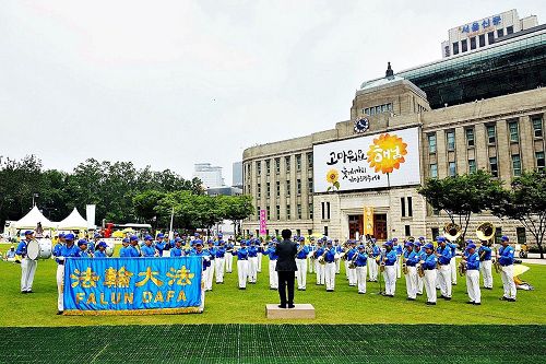 '圖5：天國樂團演奏曲目悼念因堅持修煉被中共非法迫害致死的法輪功學員們。'