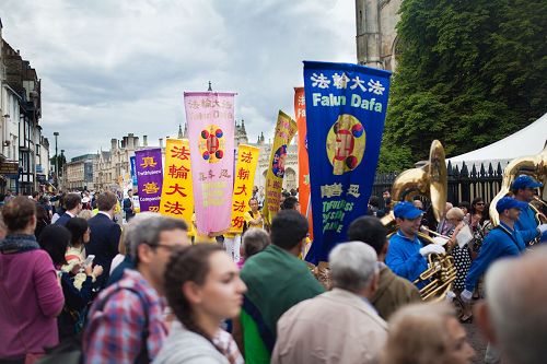 '圖1～4：天國樂團率領遊行隊伍經過作為劍橋主要地標之一的劍橋大學國王學院教堂'