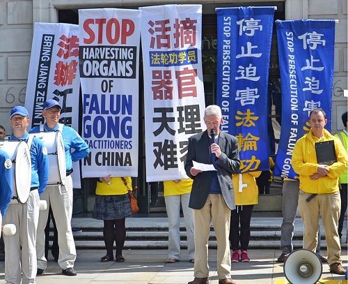 '圖2：歐洲法輪功之友副主席約翰﹒迪先生在集會上發言，表達對法輪功學員的支持。'