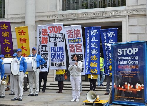 '圖8：法輪功學員宋美英女士在集會上講述在遭受中共非法迫害的親身經歷。'