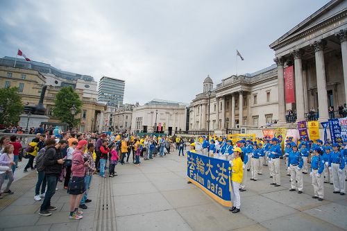 圖8-10：法輪功學員在特拉法加廣場（Trafalgar Square）北面平台舉行集體煉功、講真相活動